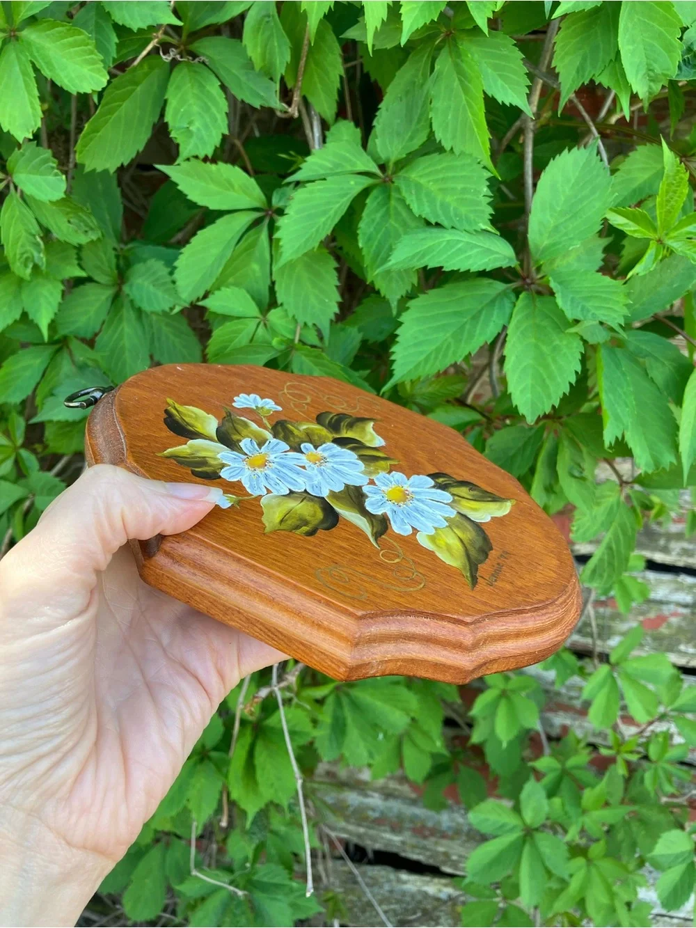 Vintage 1979 Hand-Painted Cottagecore Wooden Wall Plaque w/ White Daisies - Picture 3 of 7